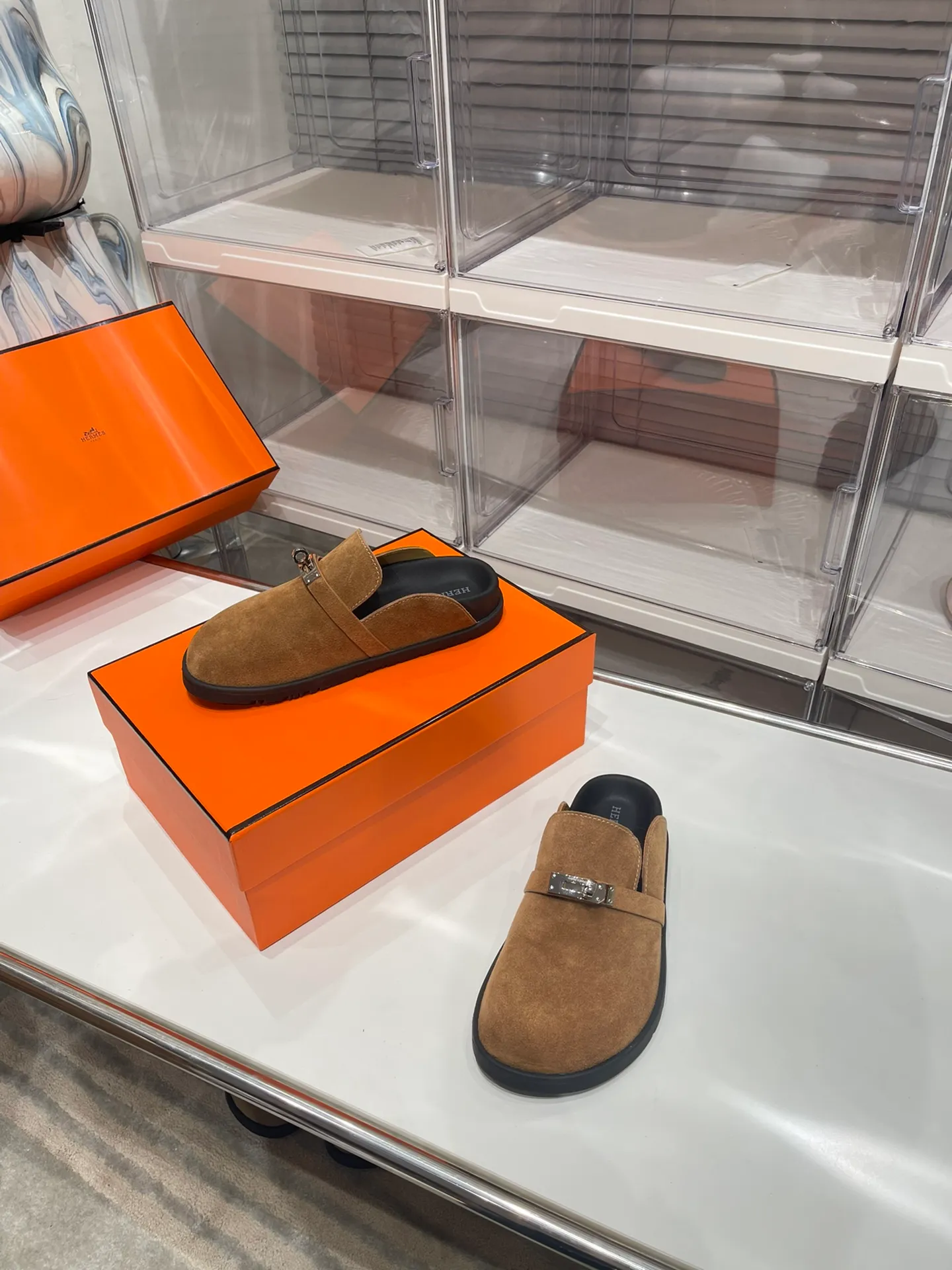 Women's shoes 240 men + 10🐮🐮HERMES Hermes' latest kelly buckle couple's Birkenstock slippers, classic family language design! It looks good no matter how you match it! Casual and high-end feeling, the comfort is also great, with a variety of colorful socks, a trendy sense of high-end ●Upper: imported cow suede ●Inner: imported sheepskin ●Foot pads: imported mixed sheepskin ●Outsole: T women's shoes u non-slip and wear-resistant outsole ●Code number: male 39-44 (45 46 customized) female 35-40 (41 42 customized)